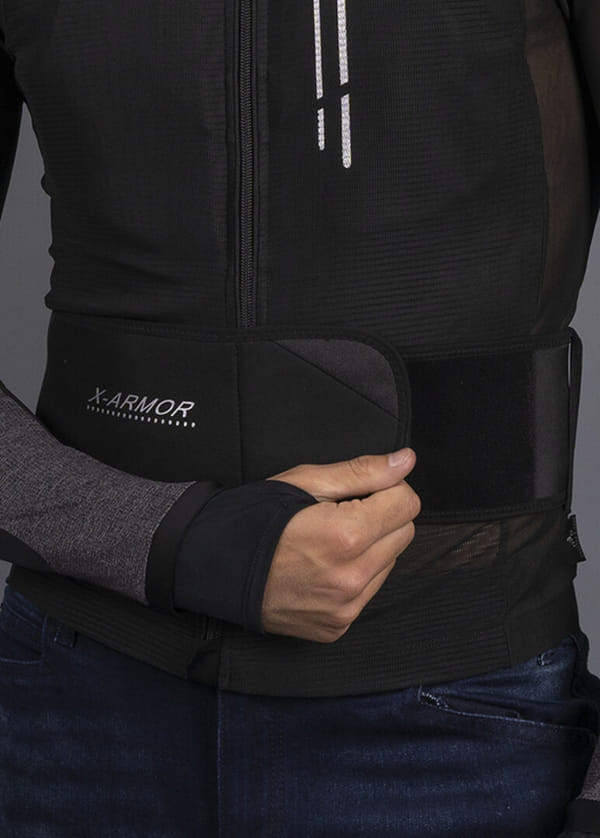 Ajuste con correa de velcro en cinturilla en la chaqueta LS2 X-Armor